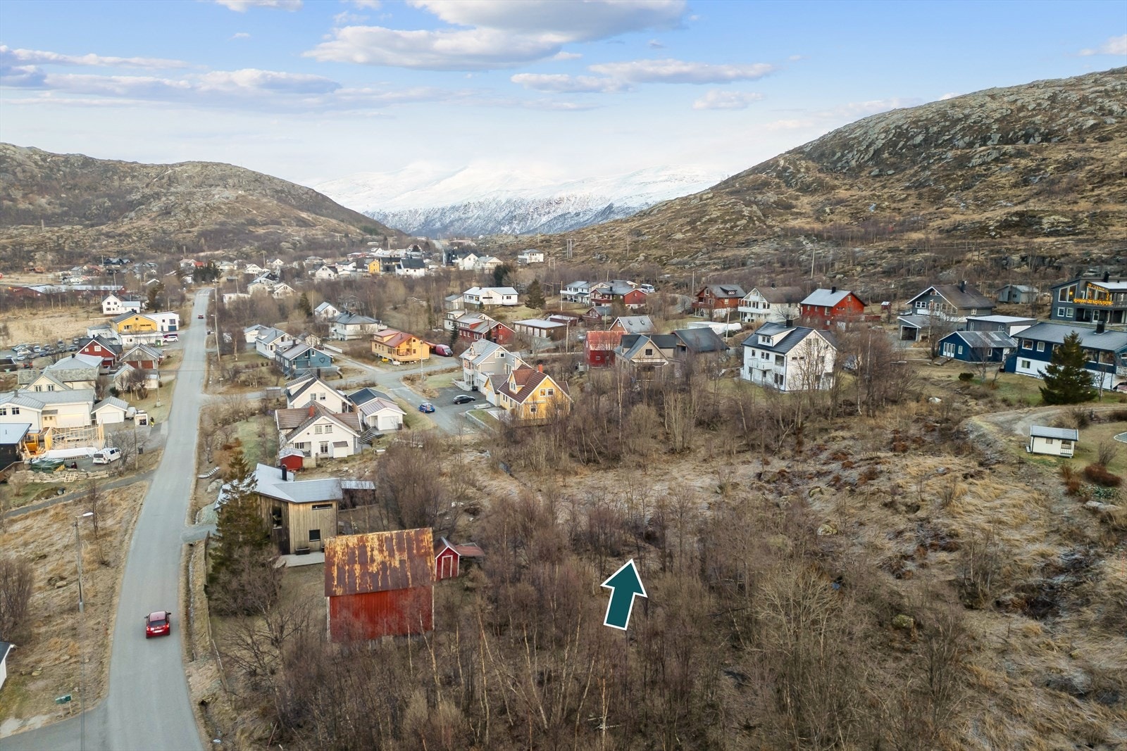 Skamtindvegen er regulert og planlagt at skal fortsette nedenfor tomten før den knyttes sammen med Ersfjordvegen like nedenfor Galleribilde