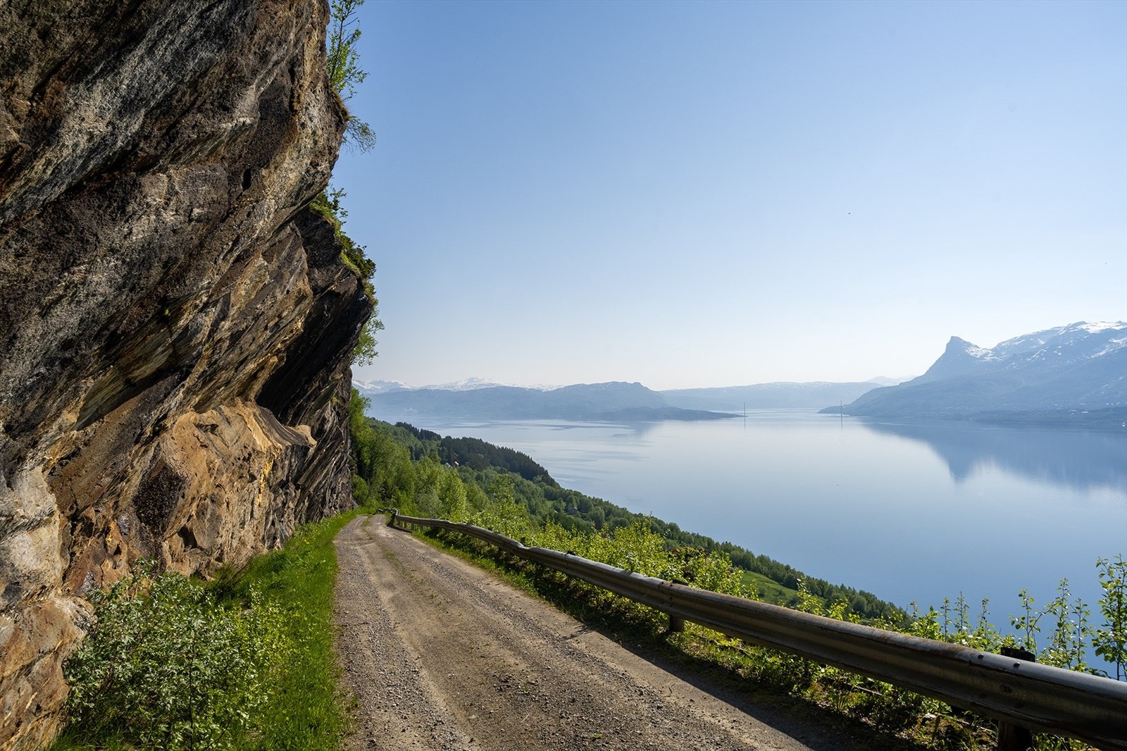 Fra øvre del av veien som går ned til eiendommen - en opplevelse i seg selv Galleribilde