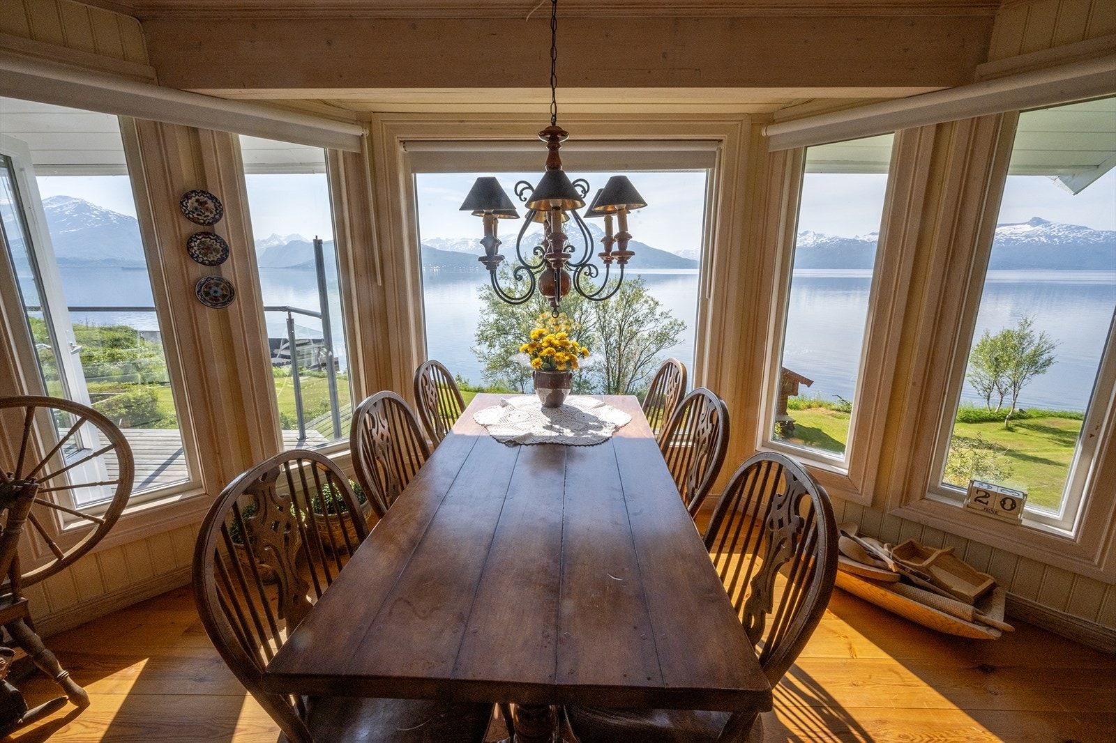 Interiør fra hvit hovedhytte Galleribilde