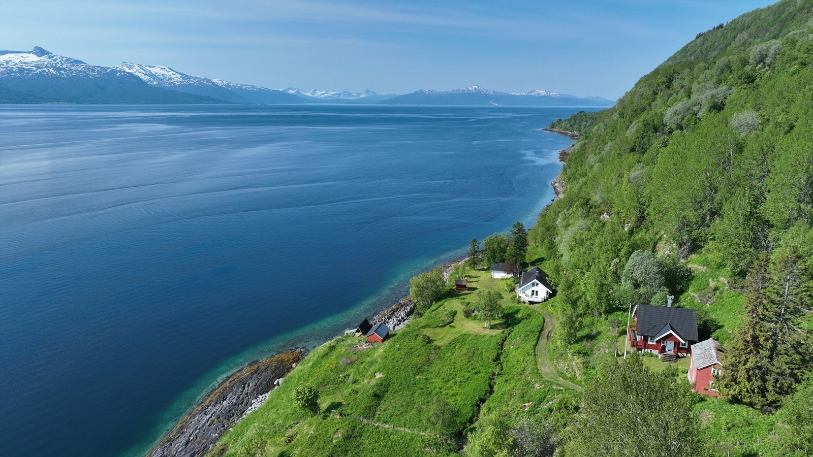 Segelstad gård - nå fritidseiendom - har en spektakulær beliggenhet Galleribilde