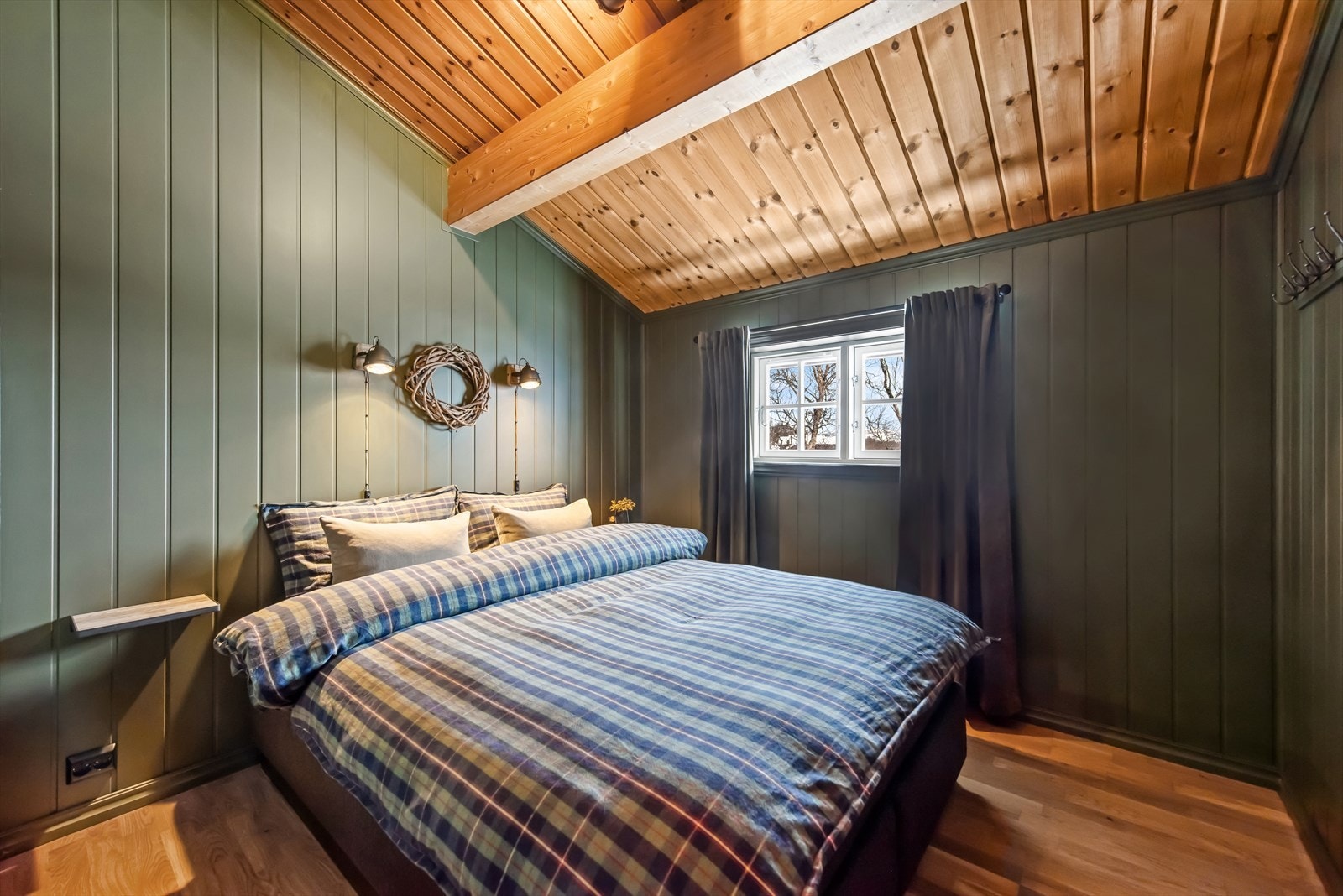 Romslig soverom med dobbelseng for en godt natts søvn. Galleribilde