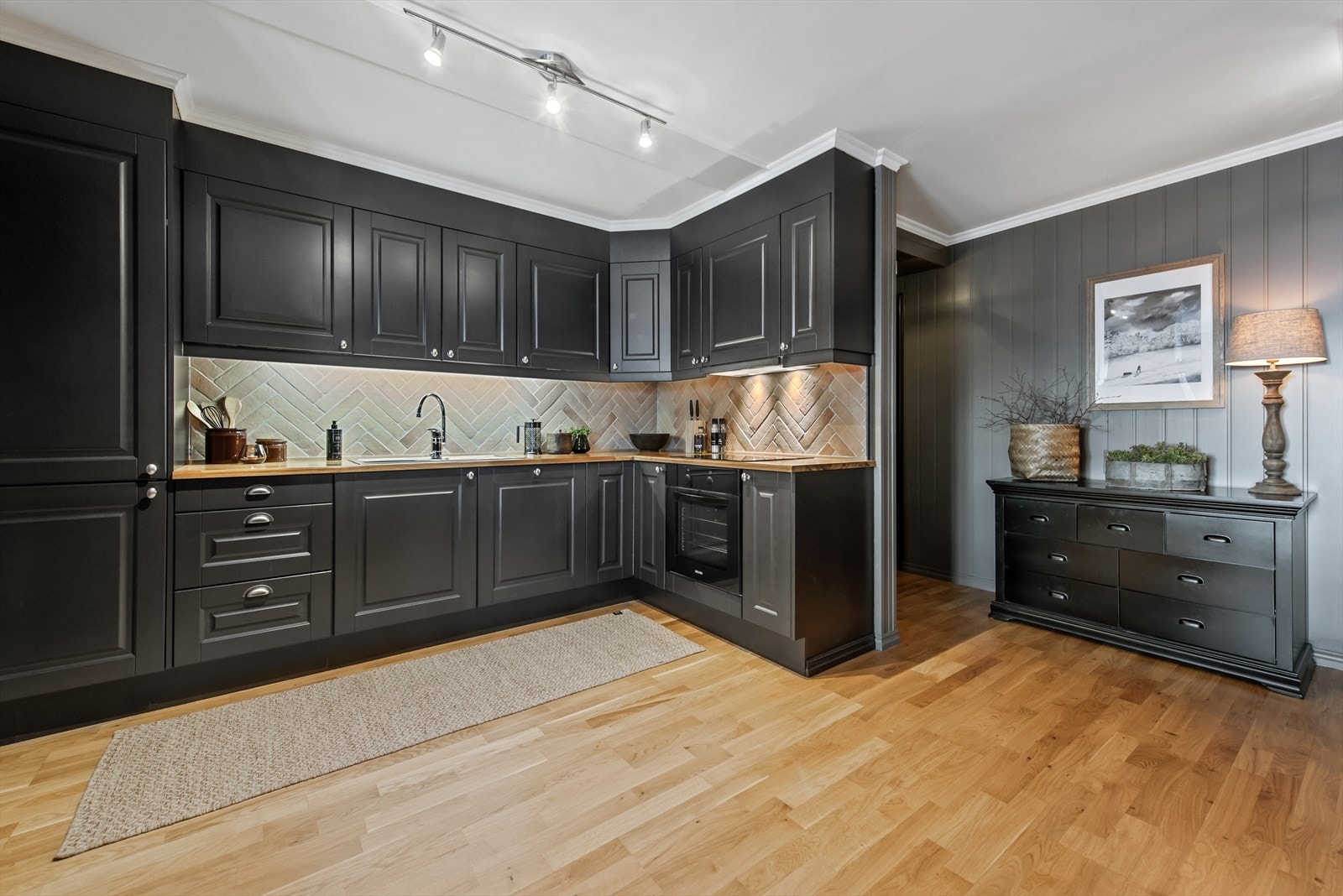 Nydelig kjøkkeninnredning med integrerte hvitevarer med stekeovn, oppvaskmaskin, kjøl-/fryseskap samt ventilator. Et flott kjøkken som kombinerer stil og god funksjonalitet. Galleribilde