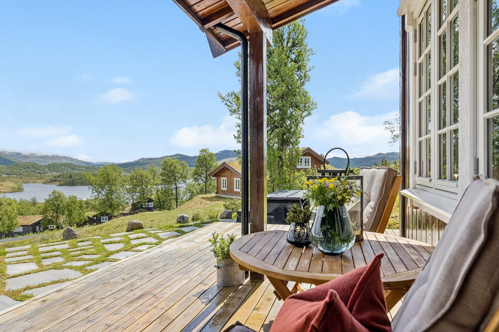 Her har du en stor solrik terrasse med fantastisk utsikt over høyfjellslandskapet. Galleribilde