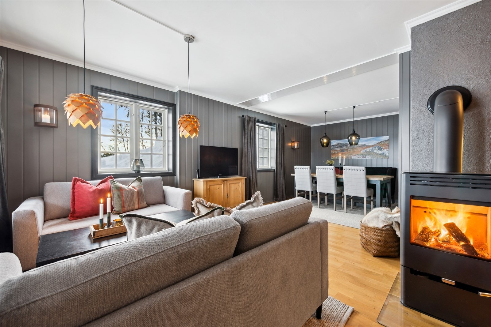 Eiendommen har en åpen og fin planløsning med store vindusflater som gir godt med dagslys. Vedovn som gir god varme på kalde vinterdager. Galleribilde
