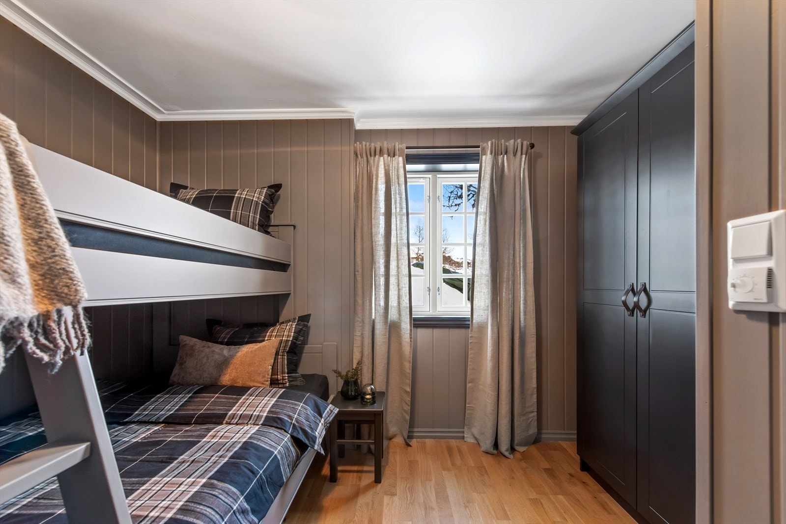 Soverom med plassbesparende løsning med køyeseng. Romslig garderobeløsning. Galleribilde