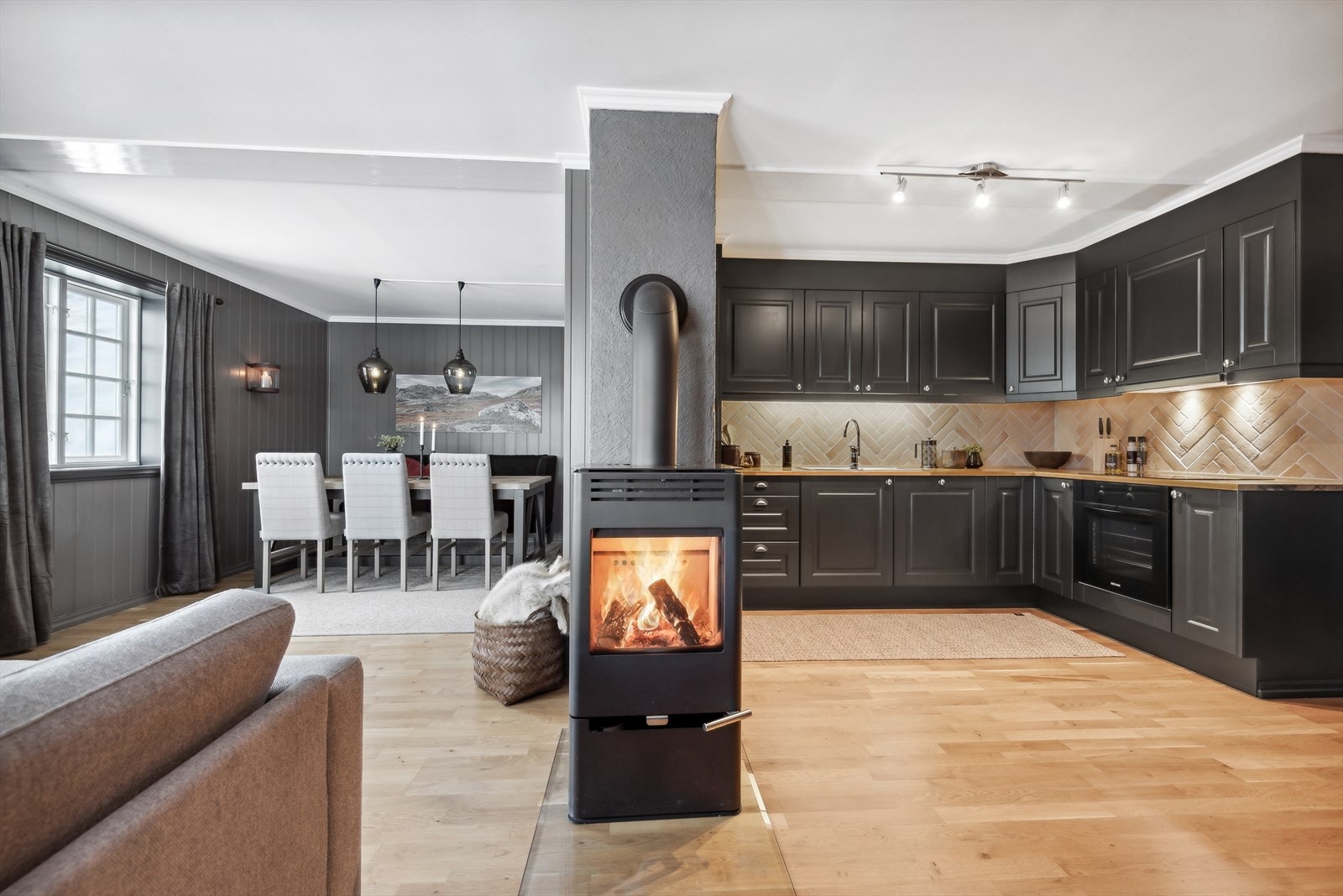 Her får du en flott fritidsbolig med en åpen og lys planløsning. Galleribilde