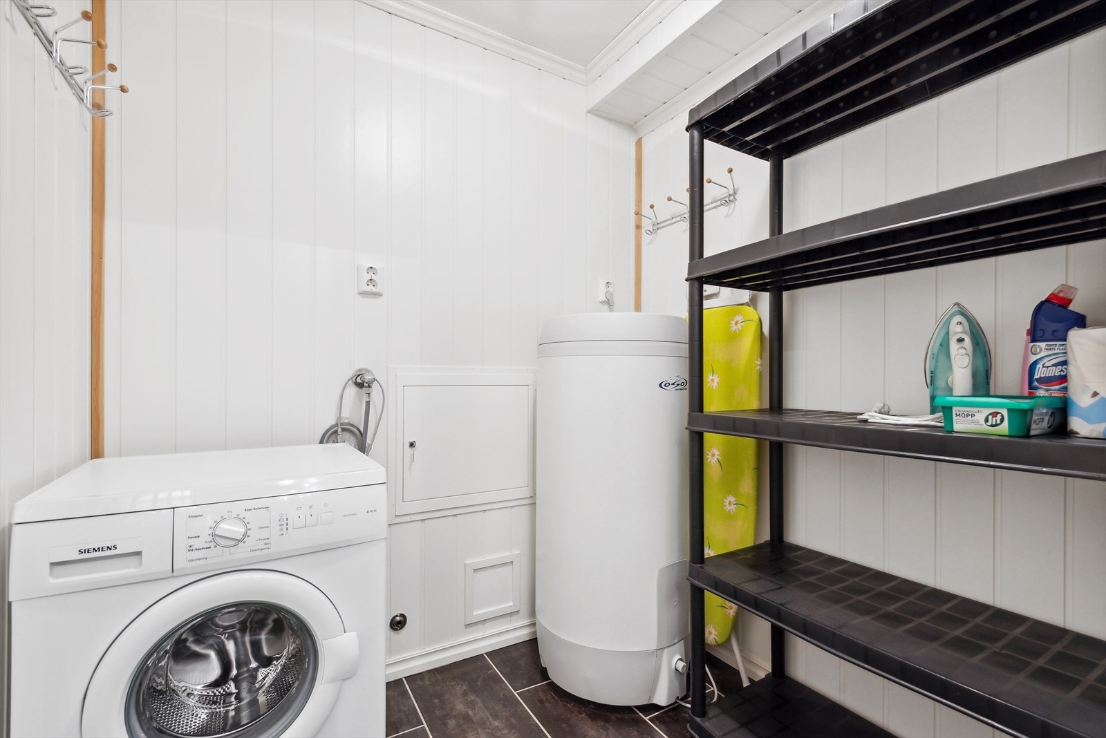 På innside av bad finner du vaskerom med hyller. Praktisk og funksjonell løsning. Galleribilde