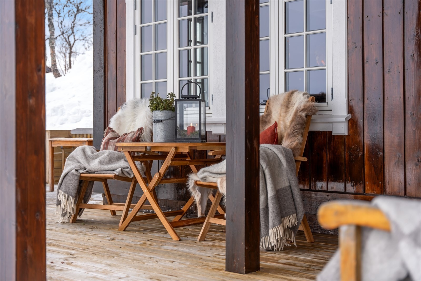 En koselig uteplass på terrassen som gir den en følelse av ro og harmoni. Galleribilde