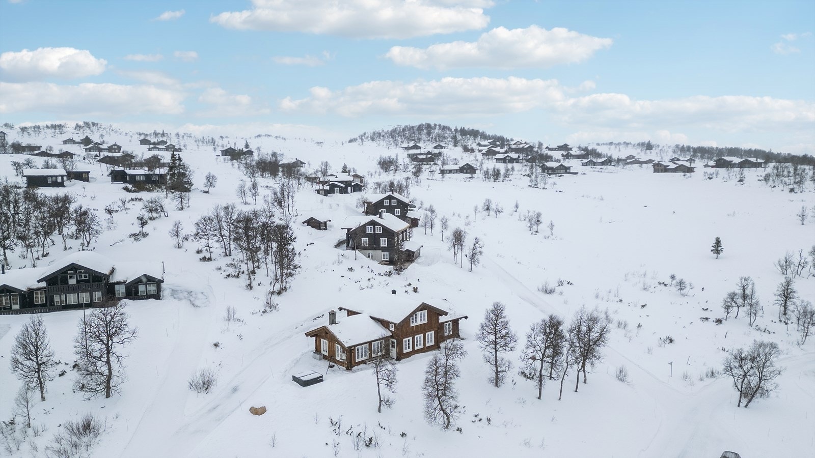 Særdeles fin beliggenhet, frittliggende på en liten kolle med flott utsikt mot Uvatn og fjellene som omkranser Silkedalen. Galleribilde
