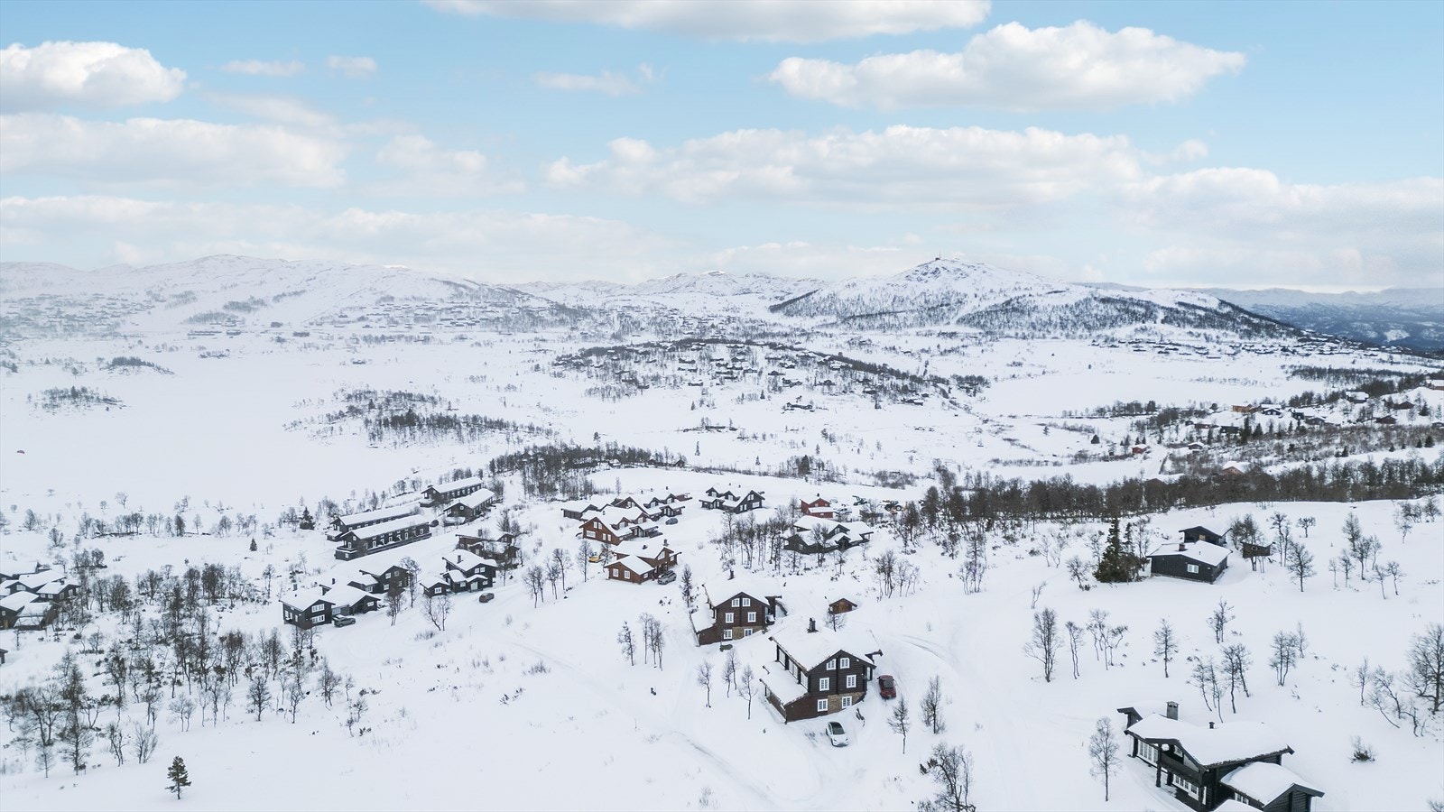 Området har spredt bebyggelse og grenser mot friområde. Skiløyper på utsiden av døren og flotte turområder. Galleribilde