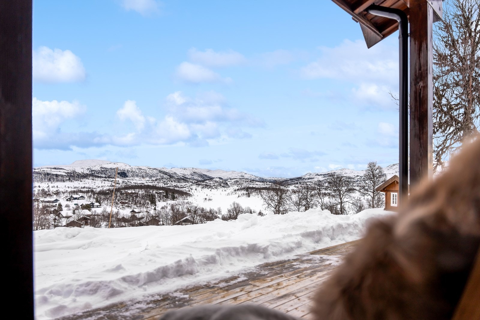 Fra uteplassen kan du nyte den imponerende utsikten og naturen som omkranser eiendommen. Galleribilde