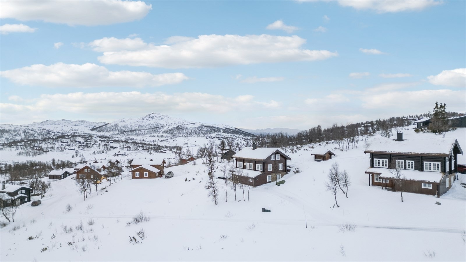 Fritidseiendom med flott utsikt over majestetiske fjell og nydelig natur! Eiendommen ligger lunt for nordvesten og sol fra tidlig morgen. Galleribilde