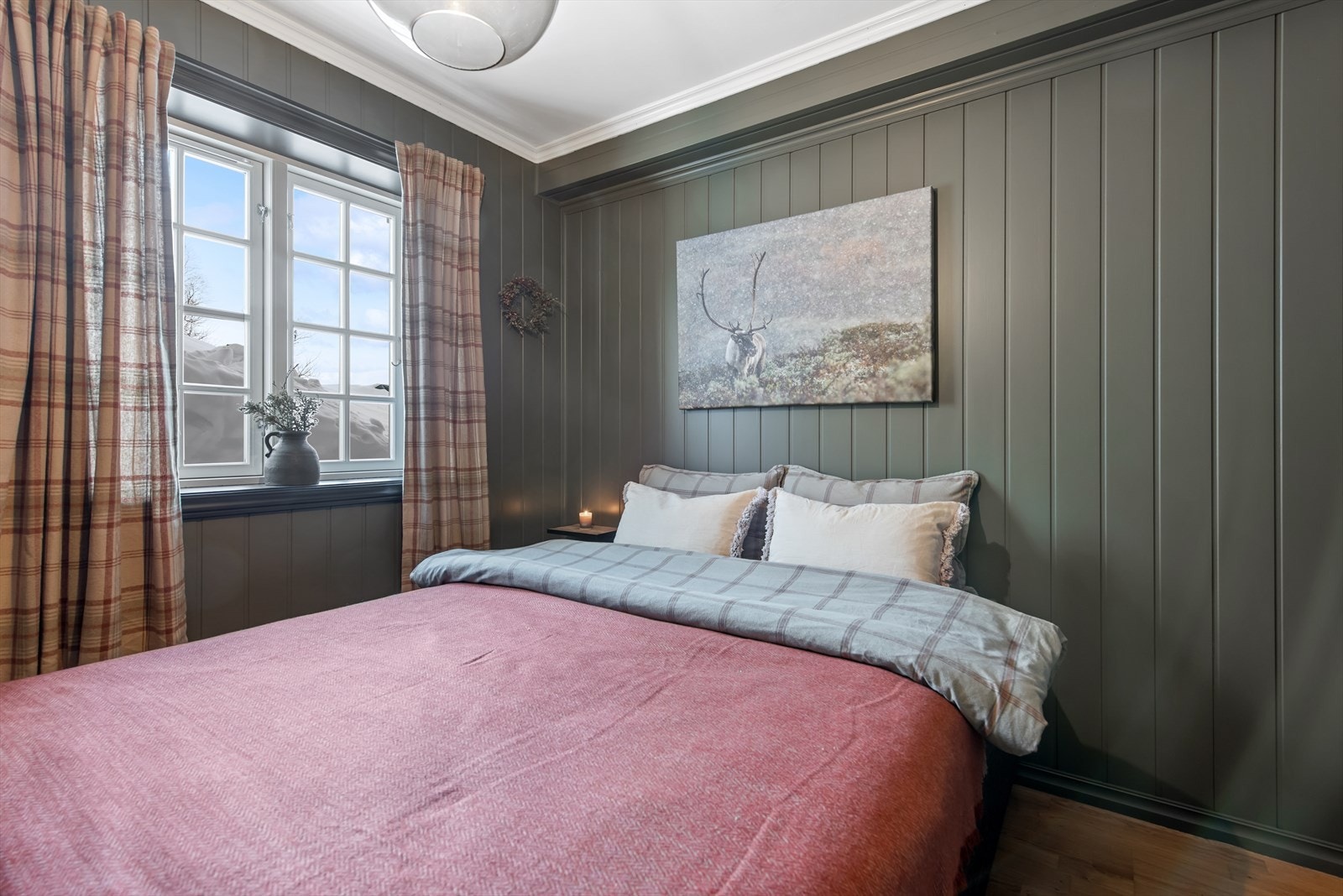 Romslig soverom malt i dus og tidsriktig farge som bidrar til en avslappet og god atmosfære. Galleribilde