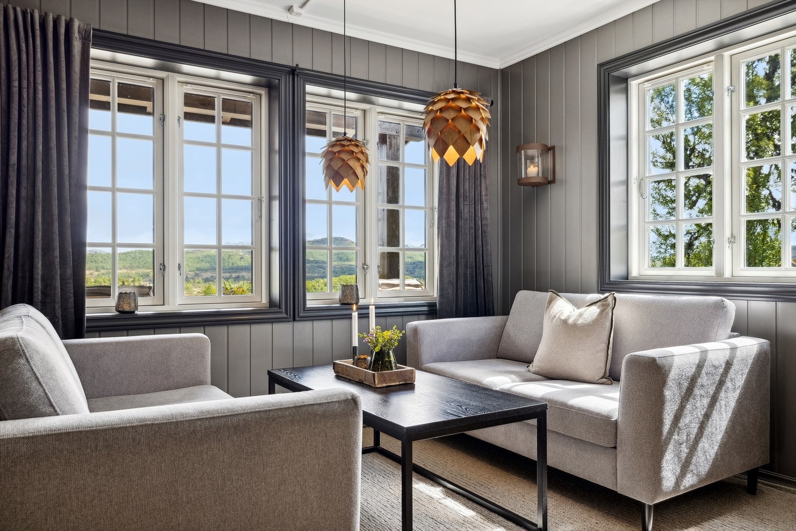 Innbydende sofagruppe på stue for avslapning og hygge med familie og venner etter en fin dag ute. Galleribilde