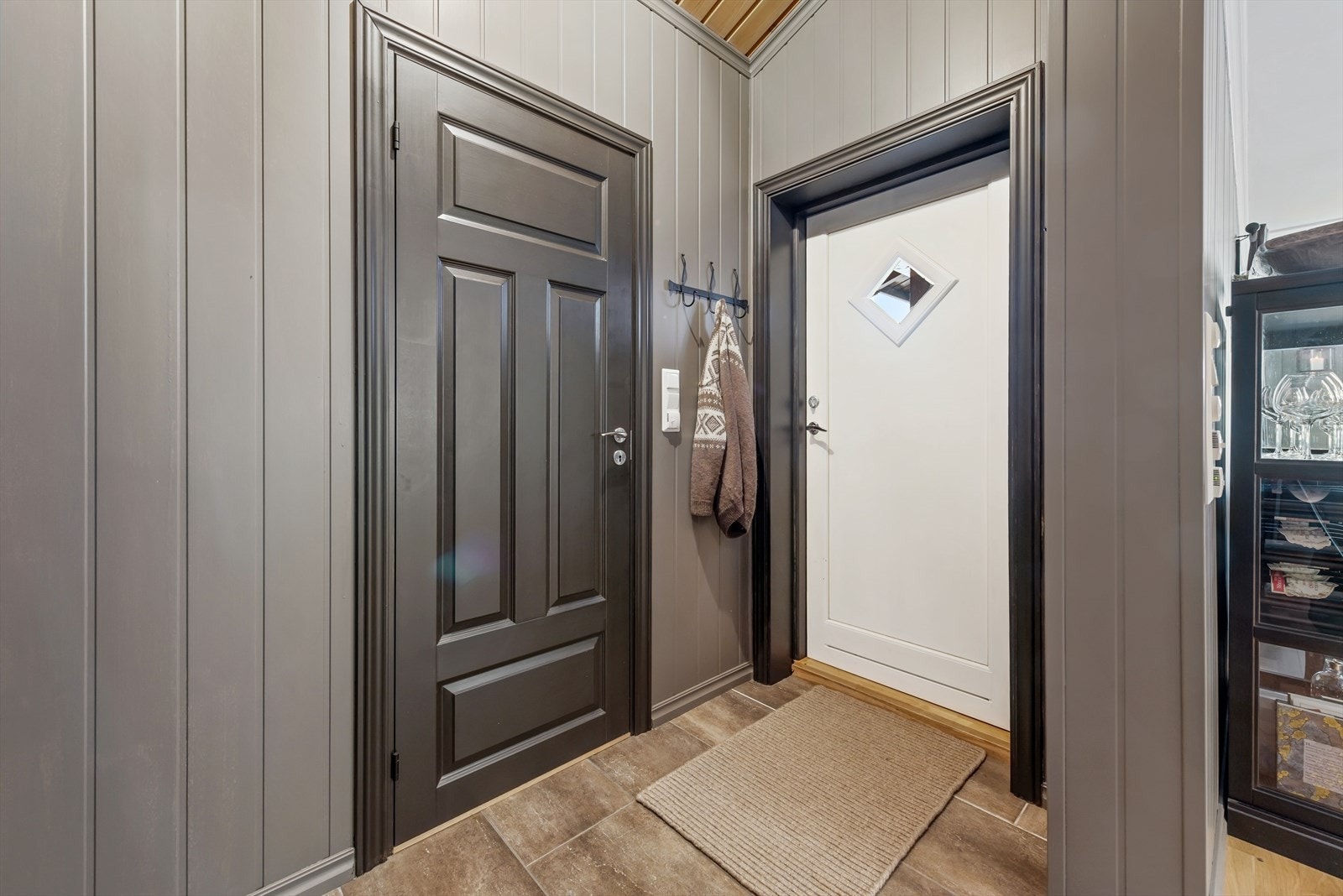 Velkommen inn Ranten 4. En entrè som gir deg en varm og innbydende følelse. Flislagt gulv med varmekabler. Galleribilde