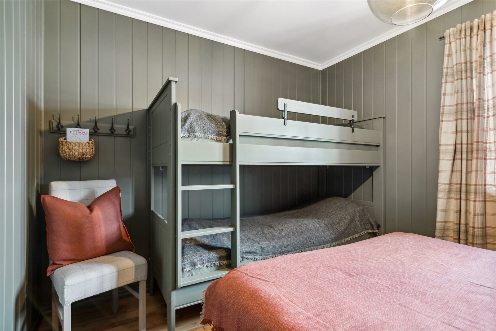 Soverom med praktisk og plassbesparende køyeseng for to. Perfekt for overnattingsbesøk. Galleribilde