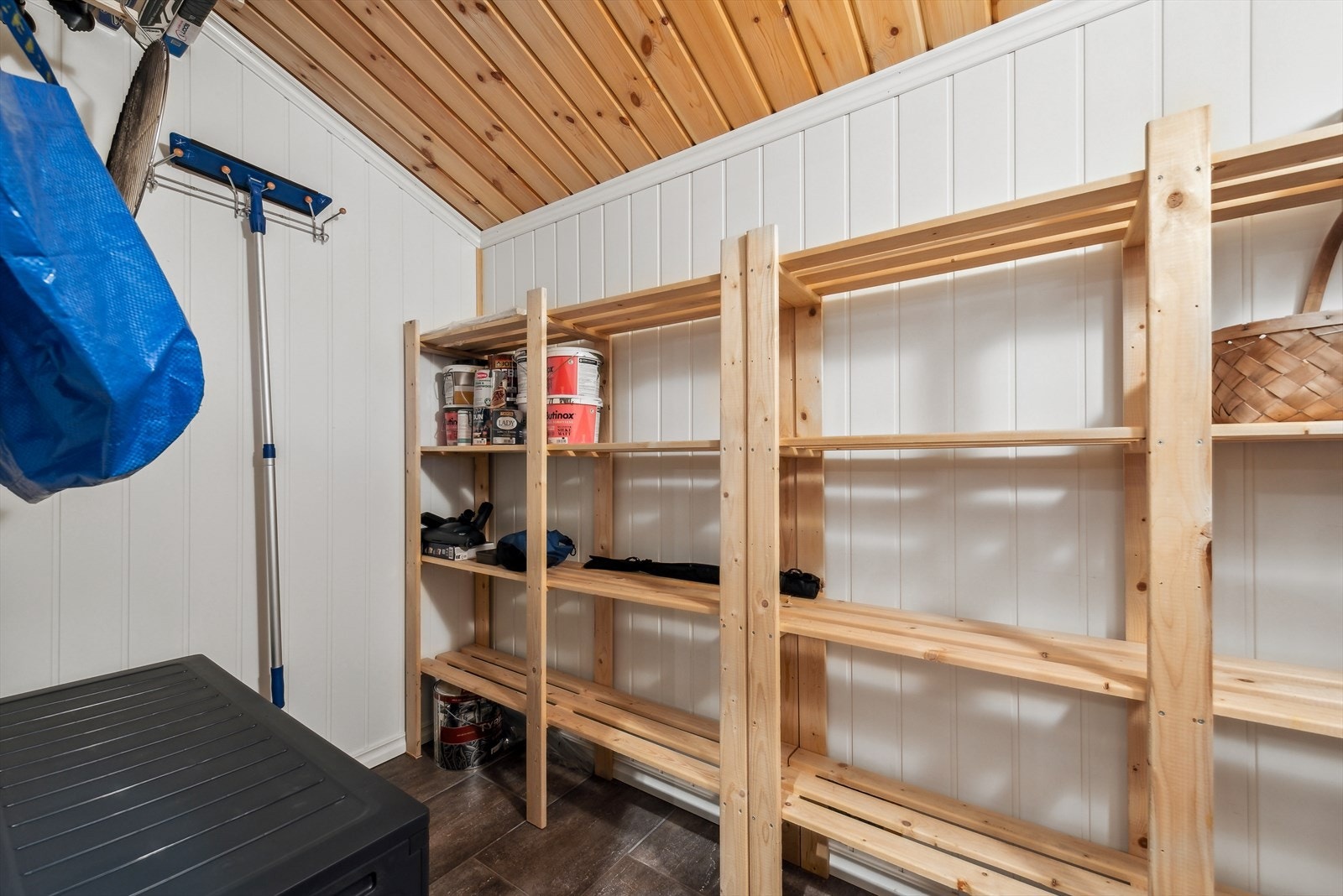 Innvending bod med smart løsning for oppbevaring av verktøy og utstyr. Galleribilde