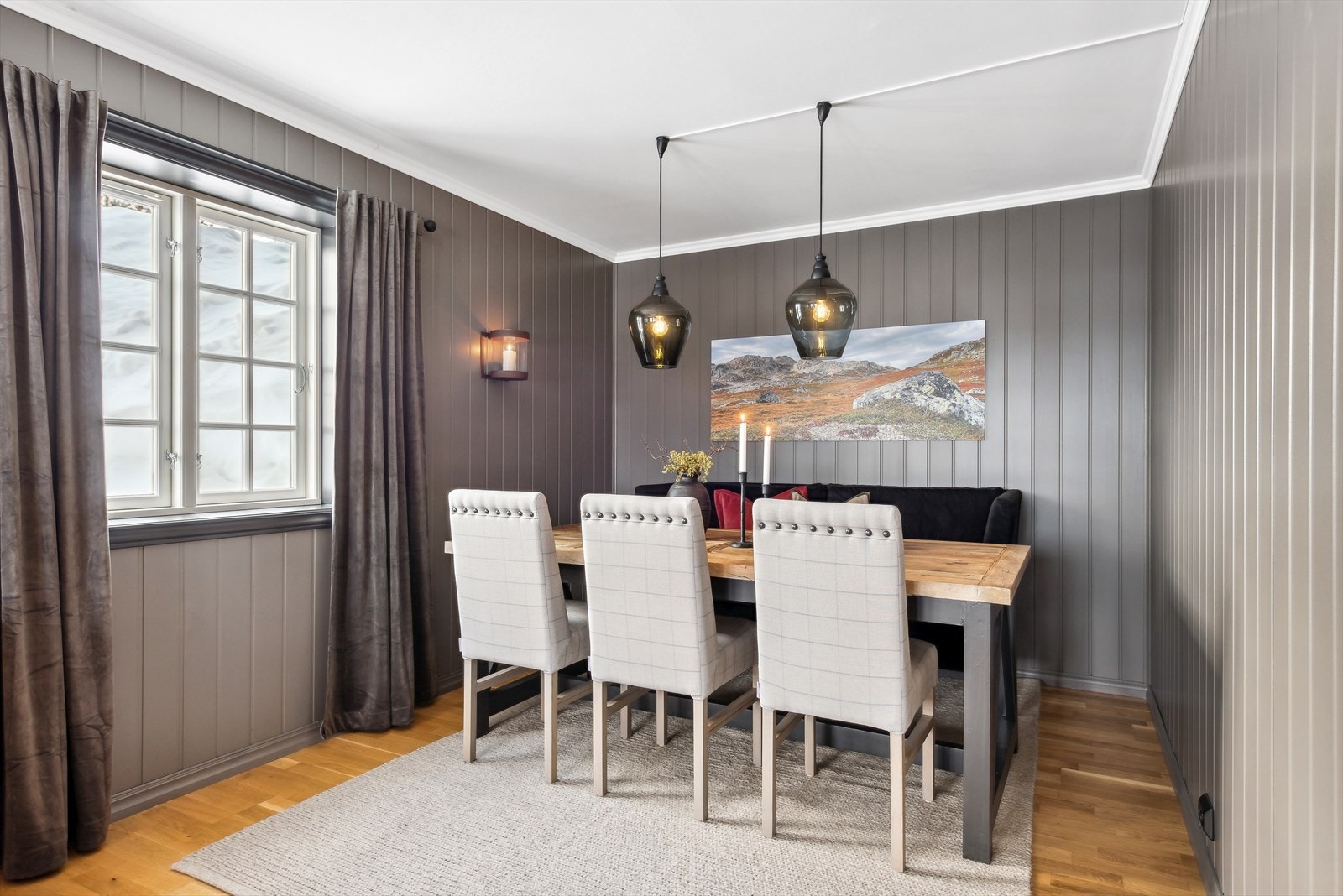 Koselig spiseplass for hyggelige samvær og gode måltider sammen med familie og venner. Galleribilde