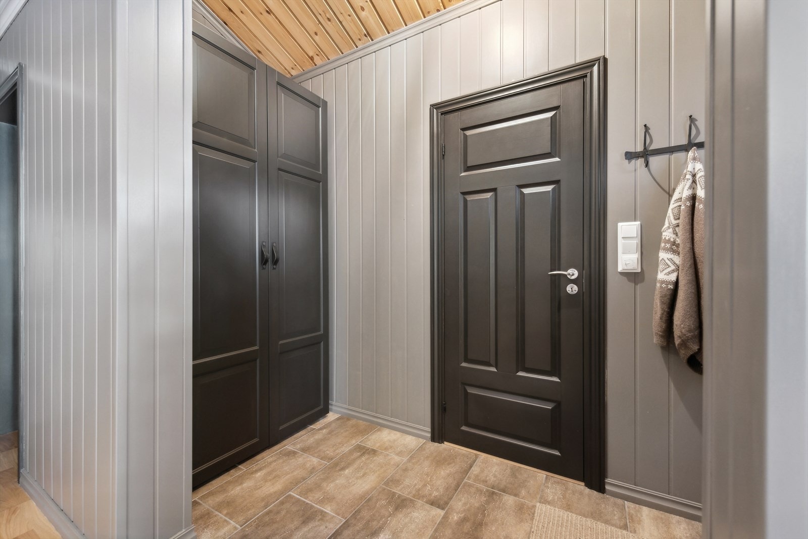 Entrè med garderobe som gir god plass til å organisere og lagre tingene dine. Galleribilde