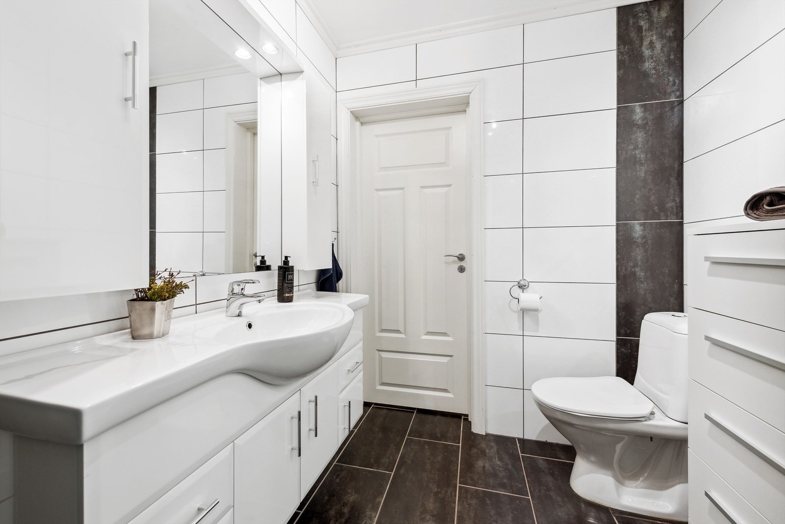 Flislagt bad med varmekabler i gulv. Her ligger alt til rette for en god start på dagen! Galleribilde