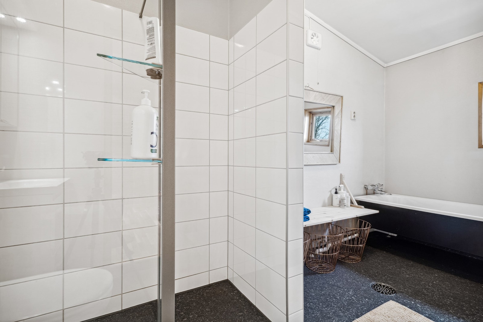 Tidligere vaskerom er i dag en del av badet hvor det er installert et badekar. Galleribilde