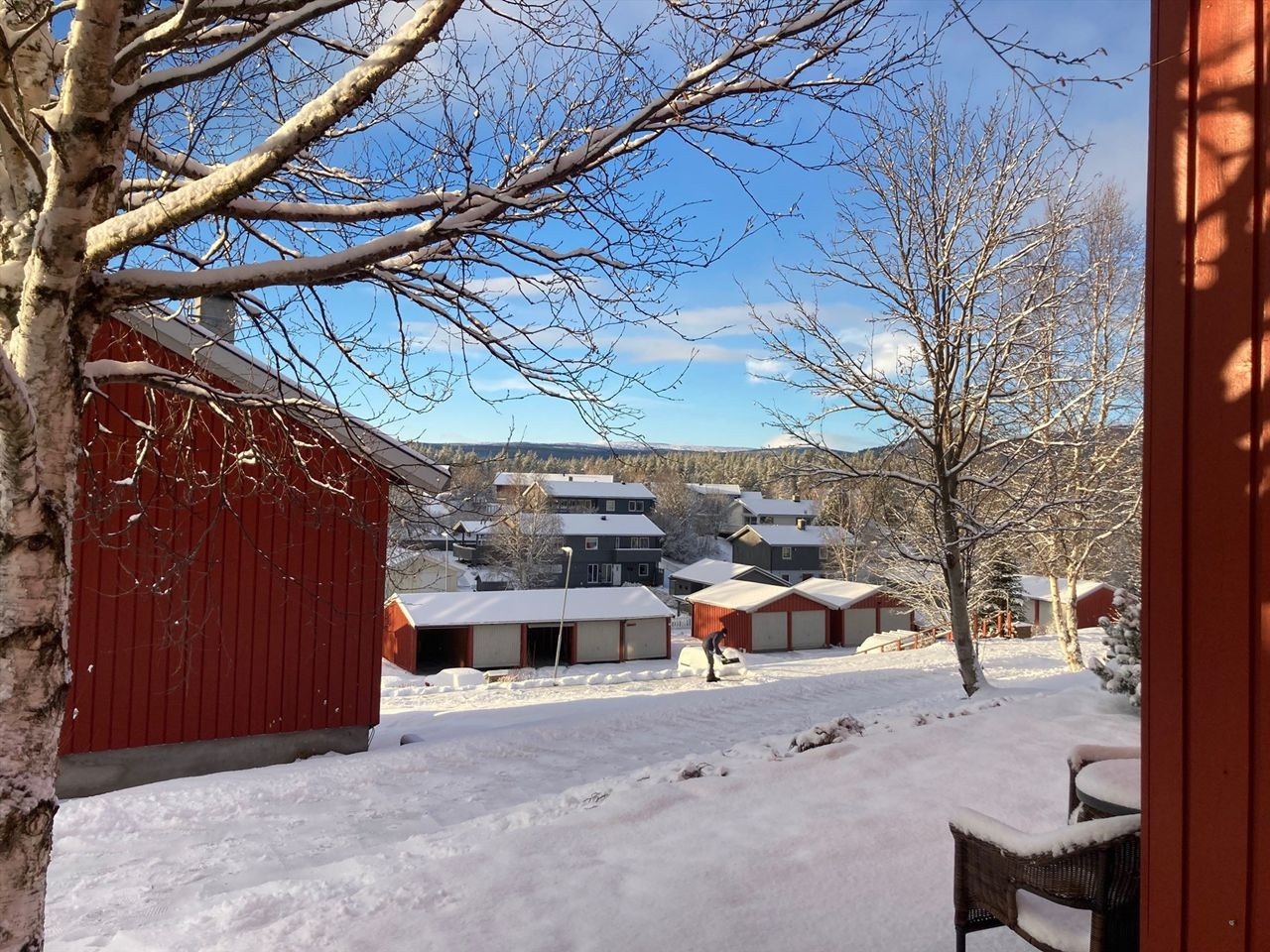 Gode sol og utsiktsforhold fra eiendommen. Garasjen ligger rett nedenfor. Galleribilde