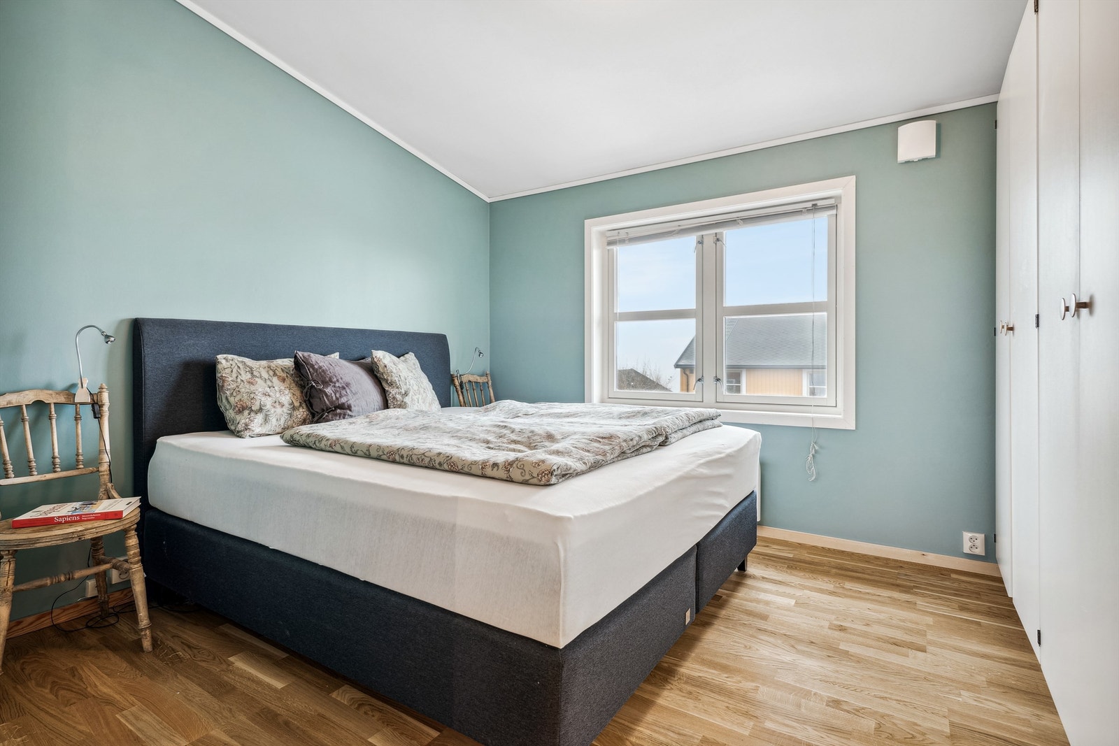 I 2. etasjen ligger tre soverom sammen med badet. Soverom 1 har godt med garderobeplass. Galleribilde