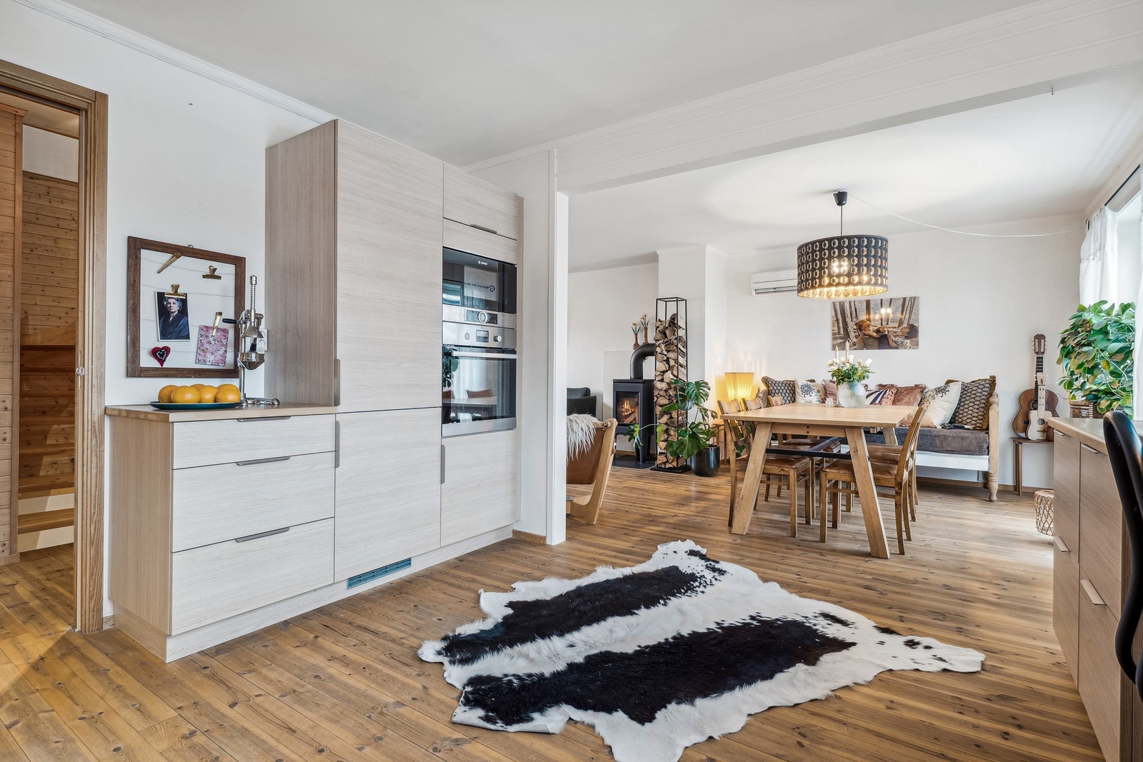 Kjøkkenet ble totalrenovert i 2022 , stilig og tidløs innredning med glatte fronter. Galleribilde