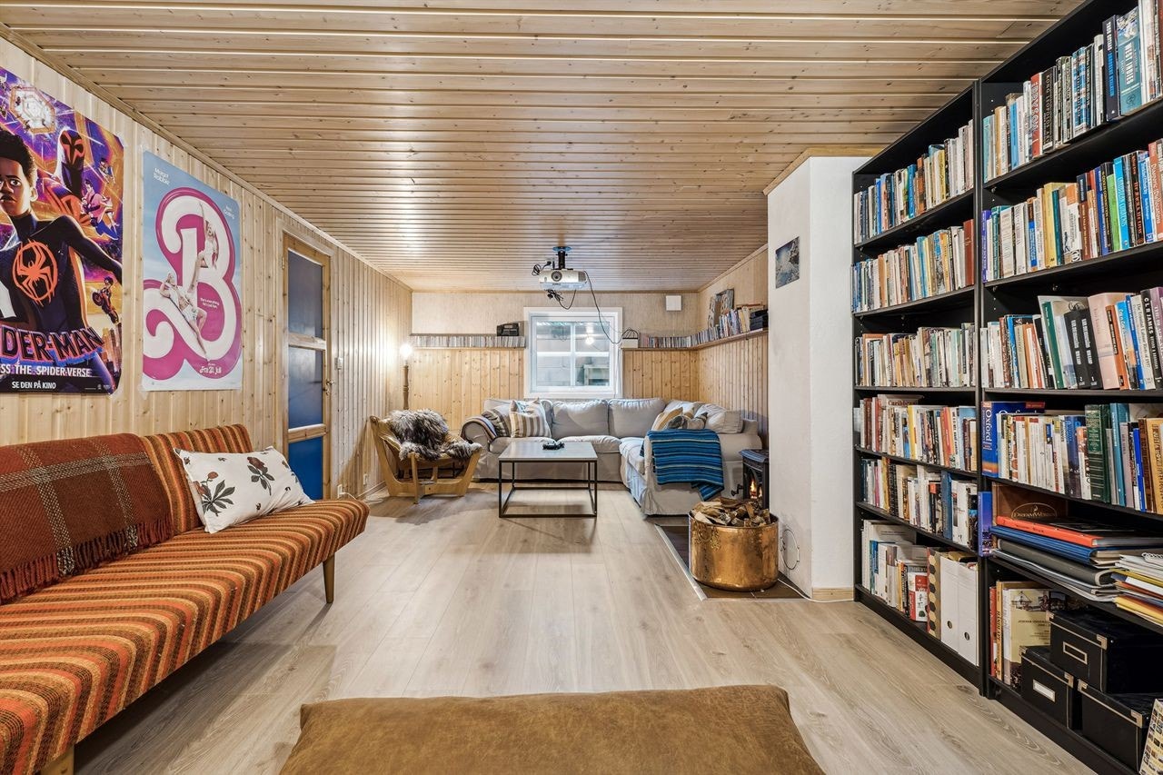 Koselig kjellerstue som ble utvidet og fikk nytt vindu i 2022. God oppvarming i rommet med peisovn. Galleribilde