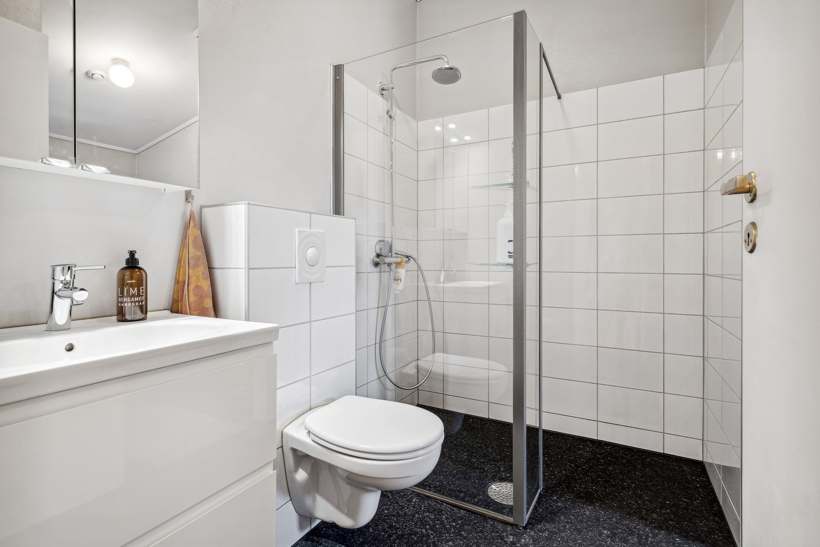 Lyst og pent bad i 2. etasje, oppgradert i 2013. Vegghengt toalett og fliser på vegger i dusjsonen. Galleribilde