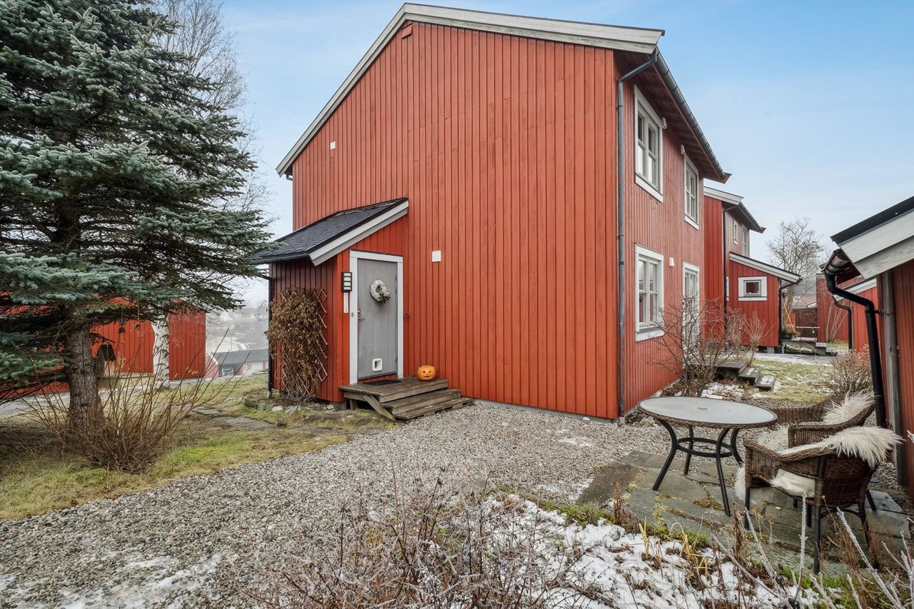 Enebolig i borettslag på to plan samt innredet kjeller. Galleribilde