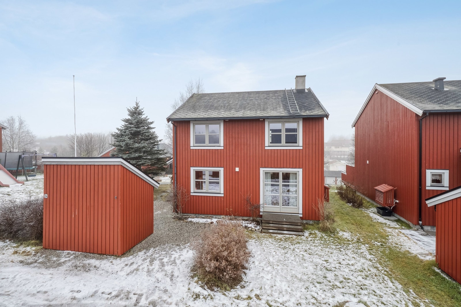 Romslig og praktisk familiebolig - Velkommen til Evensmotrøa 24! Galleribilde