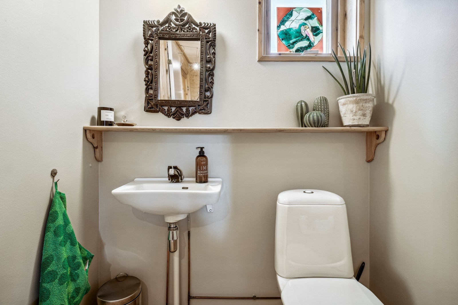 Toalettrom i 1. etasje med vegghengt servant og gulvmontert toalett. Galleribilde