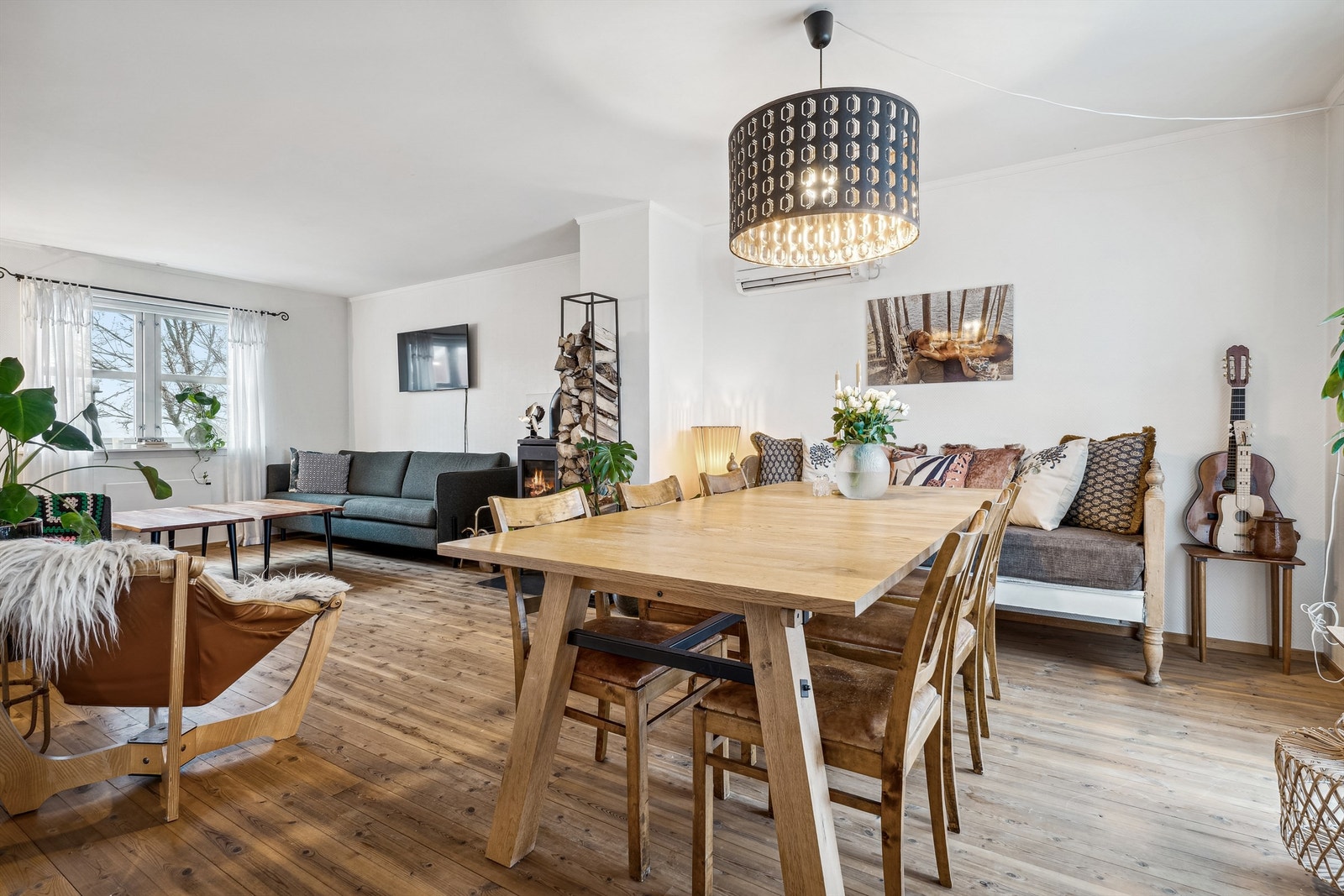 Lys og romslig stue med god plass til både sofa og spisegruppe. Galleribilde