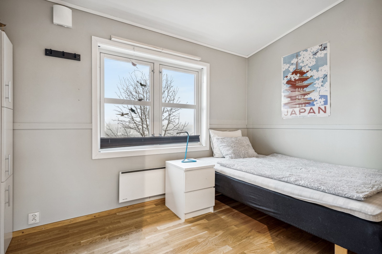 Soverom 2 - hele 2. etasjen fikk nye gulv i 2022. Galleribilde