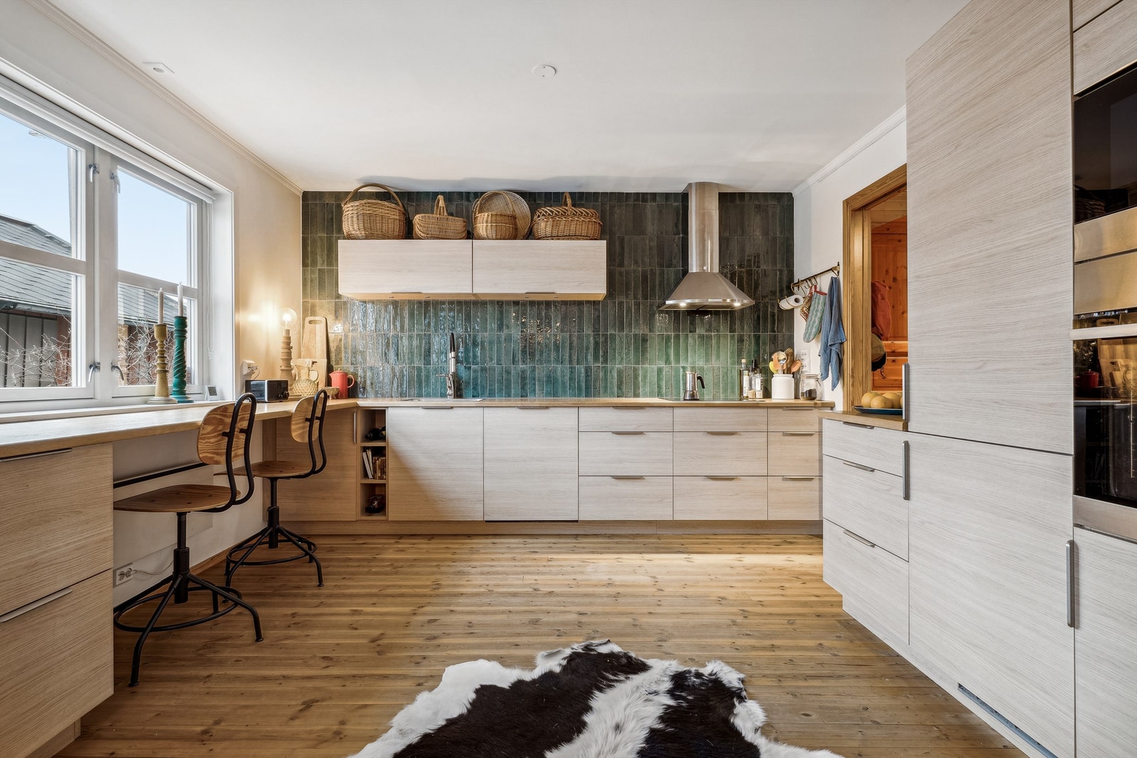 Stort kjøkken med ny, stilig innredning fra 2022. Benkeplater av heltre og integrerte hvitevarer som kjøl/fryseskap, oppvaskmaskin, induksjonstopp, micro, stekeovn. I tillegg er det vannstoppsystem og komfyrvakt. Galleribilde