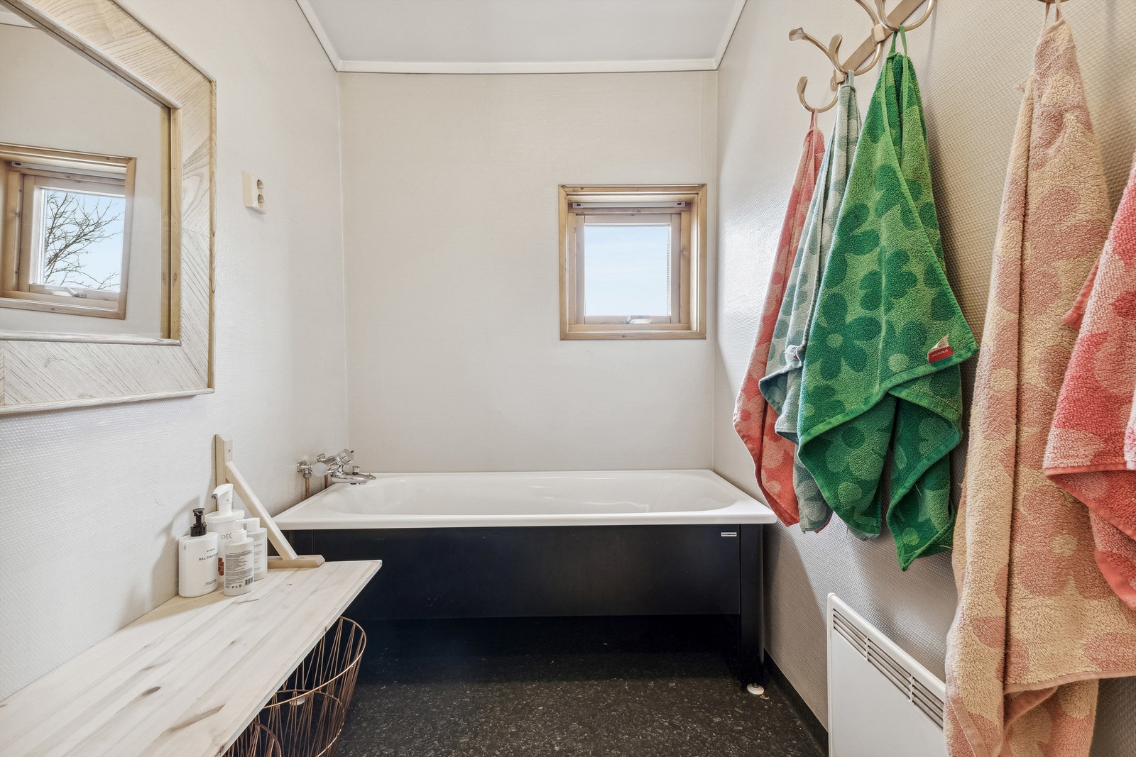 Smart løsning med to soner på badet. Badekar installert i 2015. Galleribilde