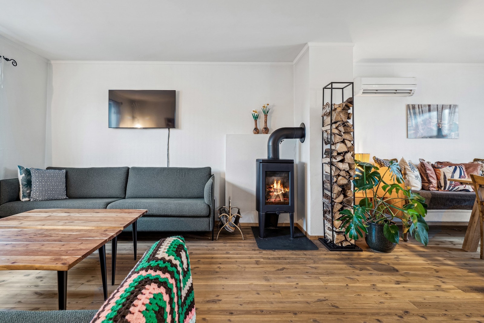 I tillegg til peisovn er det oppvarming med panelovner og varmepumpe. Galleribilde