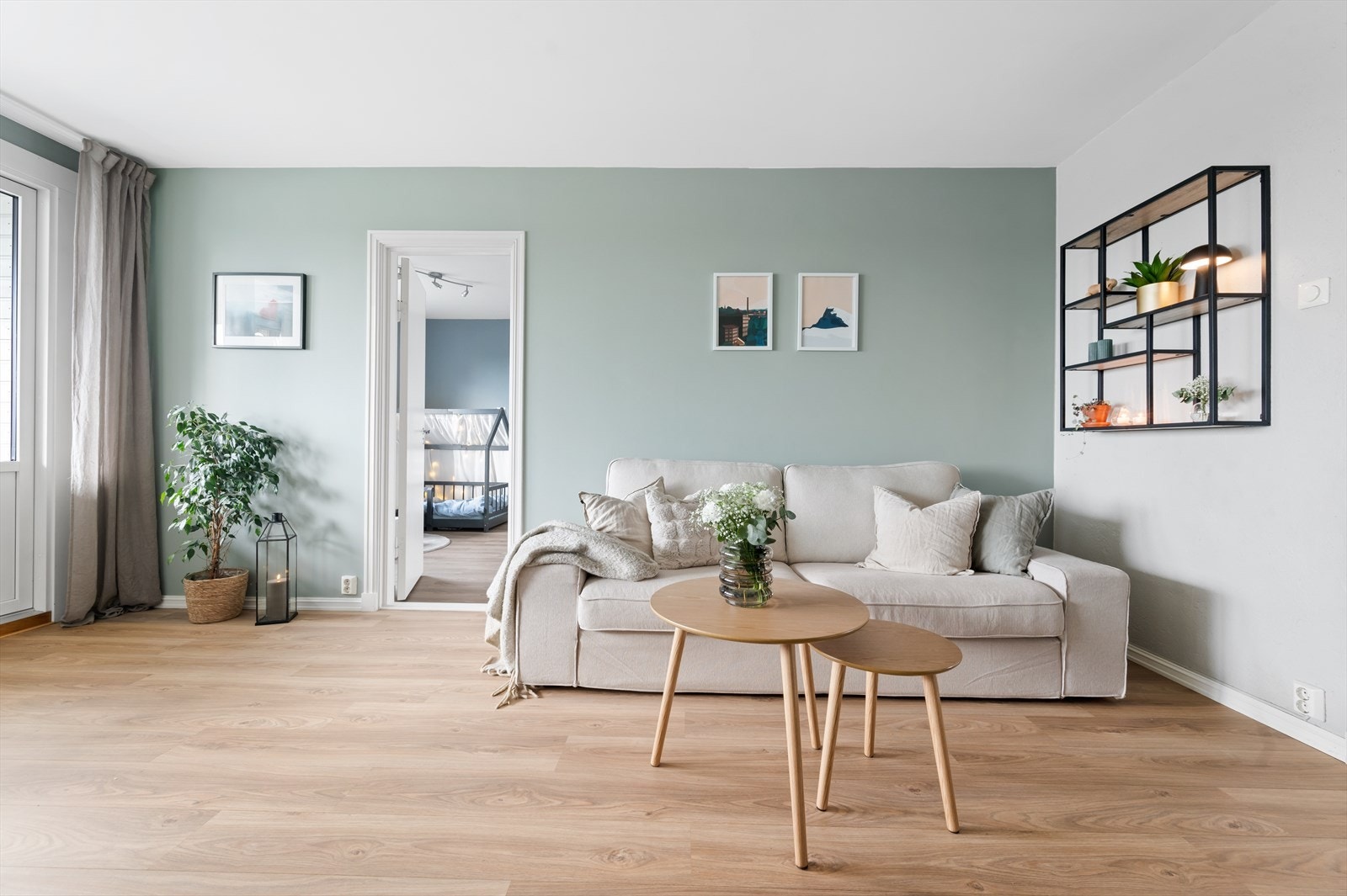 Med god plass til både avslapning og underholdning, er dette et rom hvor du virkelig kan føle deg hjemme. Galleribilde