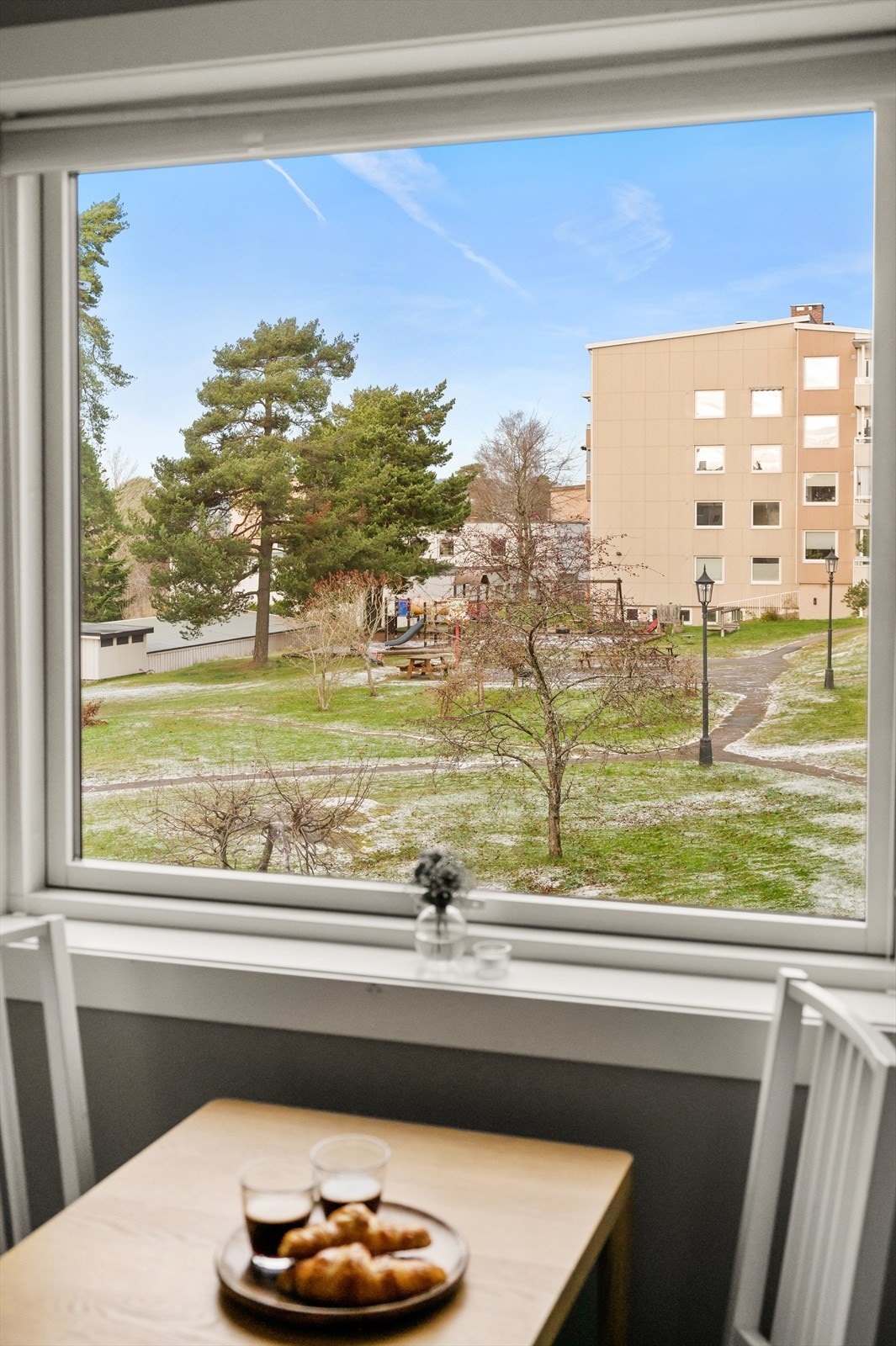 Hyggelig utsyn ut mot borettslagets felles tomt. Galleribilde