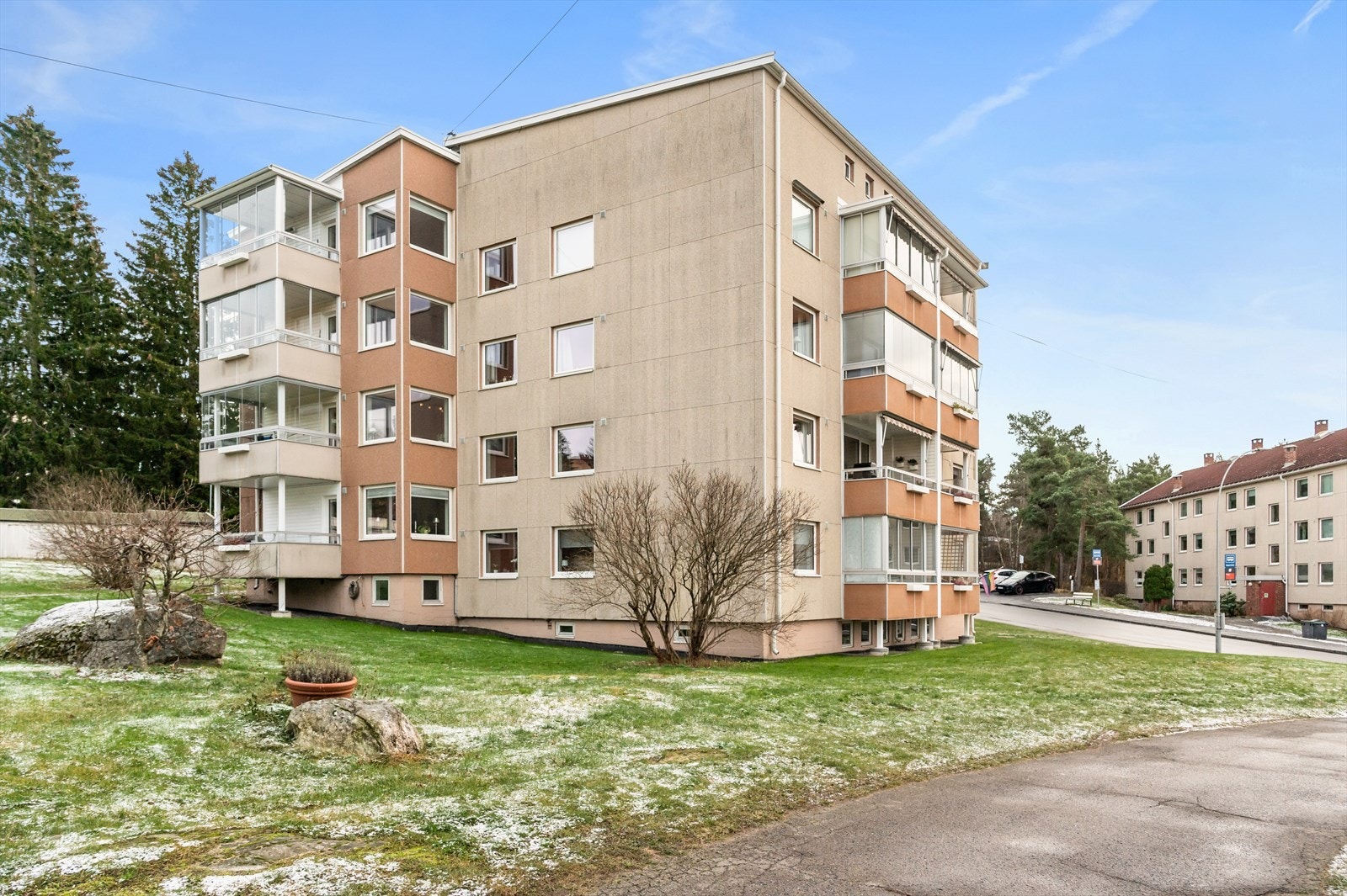 Leiligheten ligger i et attraktivt boligområde og har nærhet til et rikt utvalg av fasiliteter og servicetilbud. Større sentre som Bryn, Bøler, Lambertseter og Tveita ligger kun en kort biltur unna. Oppsal Senter i gangavstand. Galleribilde