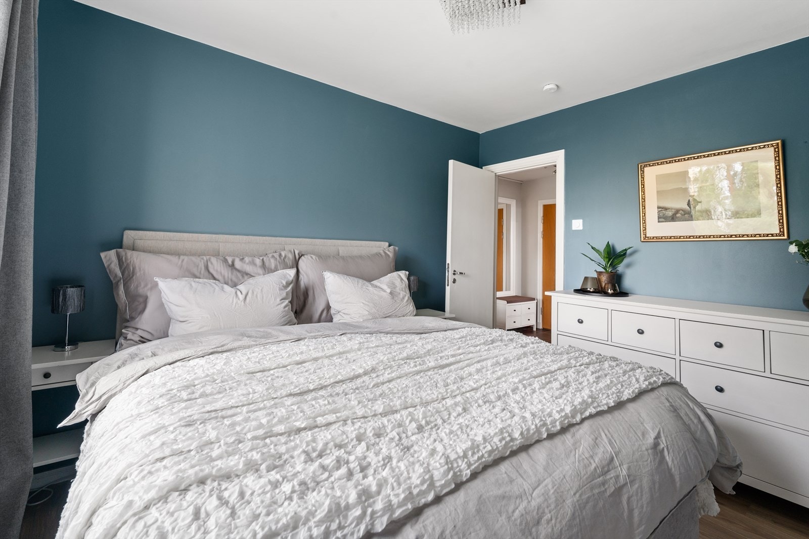 Rommet har god plass til en dobbeltseng og nattbord på begge sider. Galleribilde