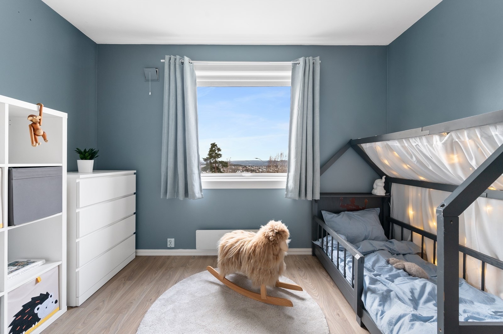 Dette rommet er perfekt som gjesterom, barnerom eller hjemmekontor, og gir fleksible innredningsmuligheter for å tilpasse det etter dine behov. Galleribilde