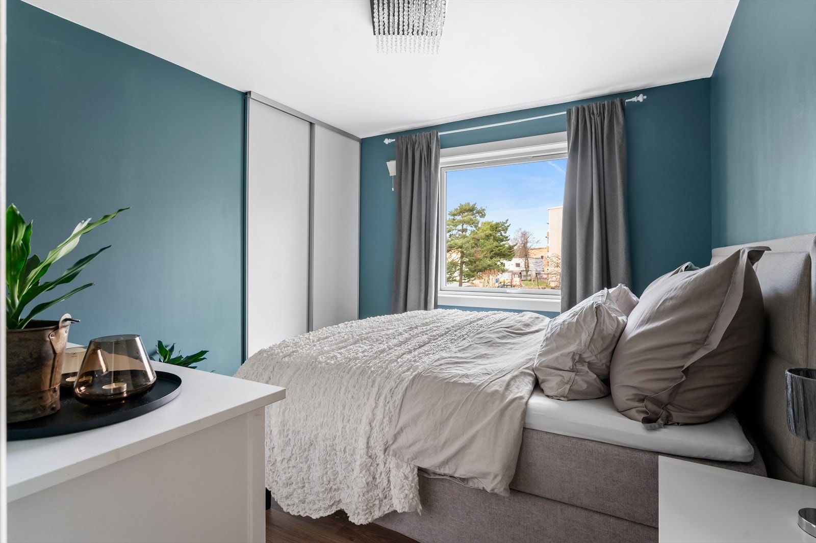 Fine lagringsmuligheter i skyvedørsgarderobe. Galleribilde