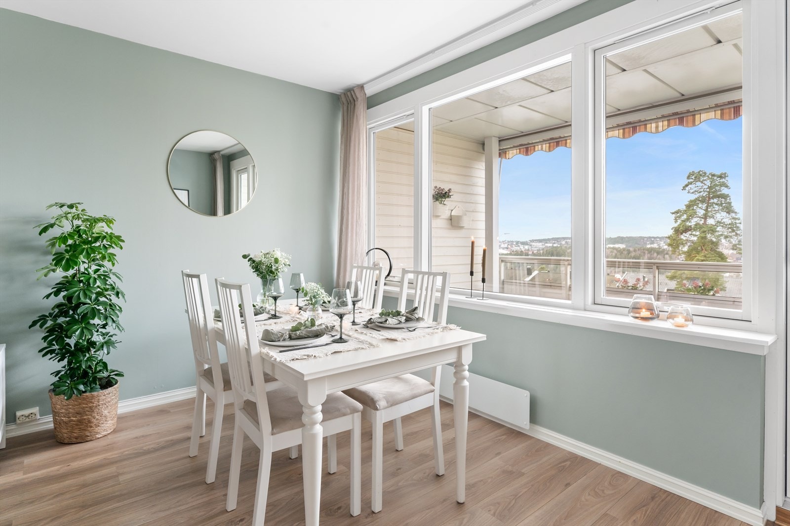 God plass til en stor spiseplass ved vindusposten, hvor du kan nyte måltidene med en utsikt. Galleribilde
