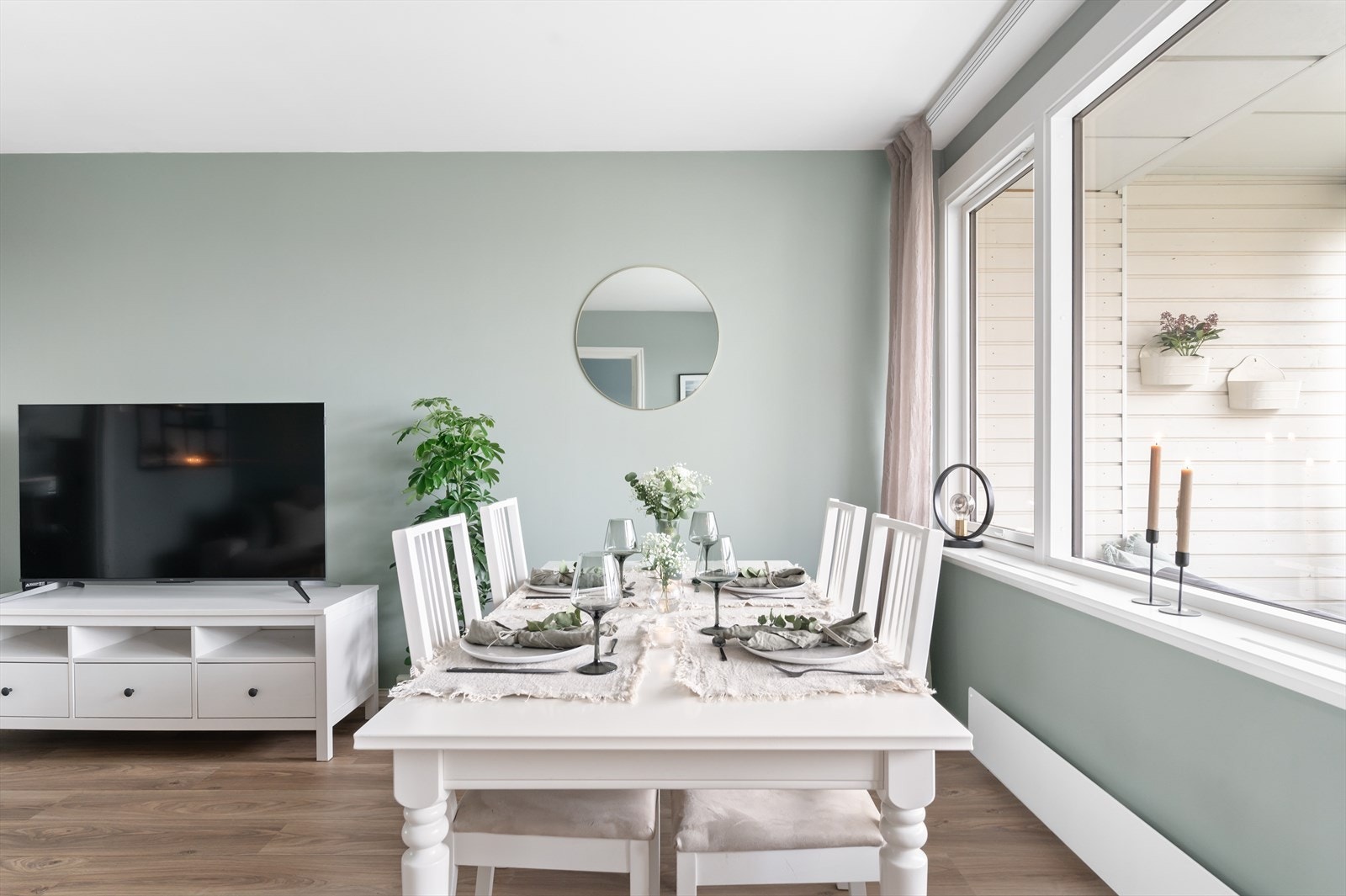 Plasseringen ved vinduet gir en følelse av å være i ett med området utenfor, og er perfekt for både hverdagsmiddager og spesielle anledninger. Galleribilde