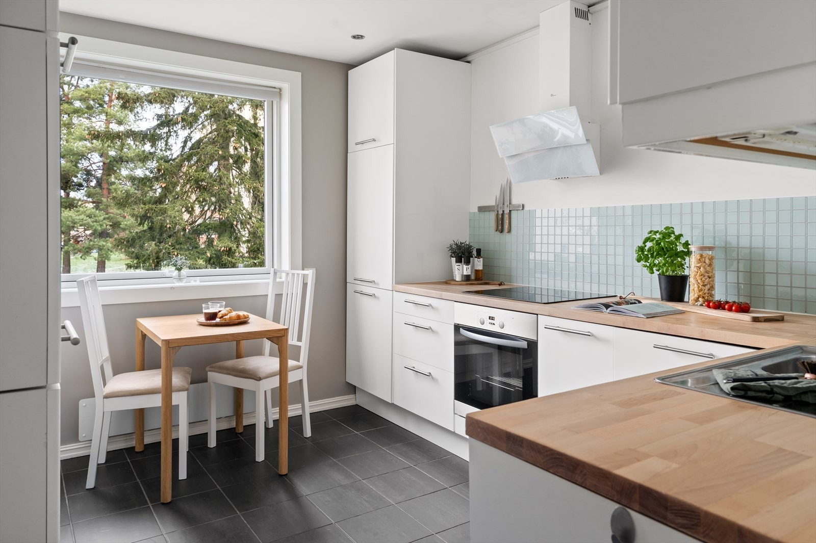 Det separate kjøkkenet er lyst og innbydende, med store vinduer som slipper inn rikelig med naturlig lys. Galleribilde