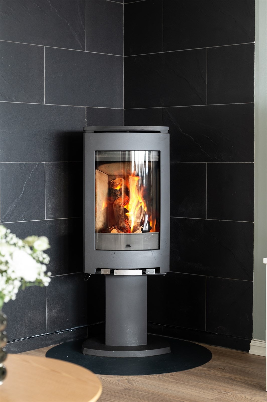 Peisen er et naturlig samlingspunkt i rommet, perfekt for avslappende kvelder med familie og venner. Galleribilde