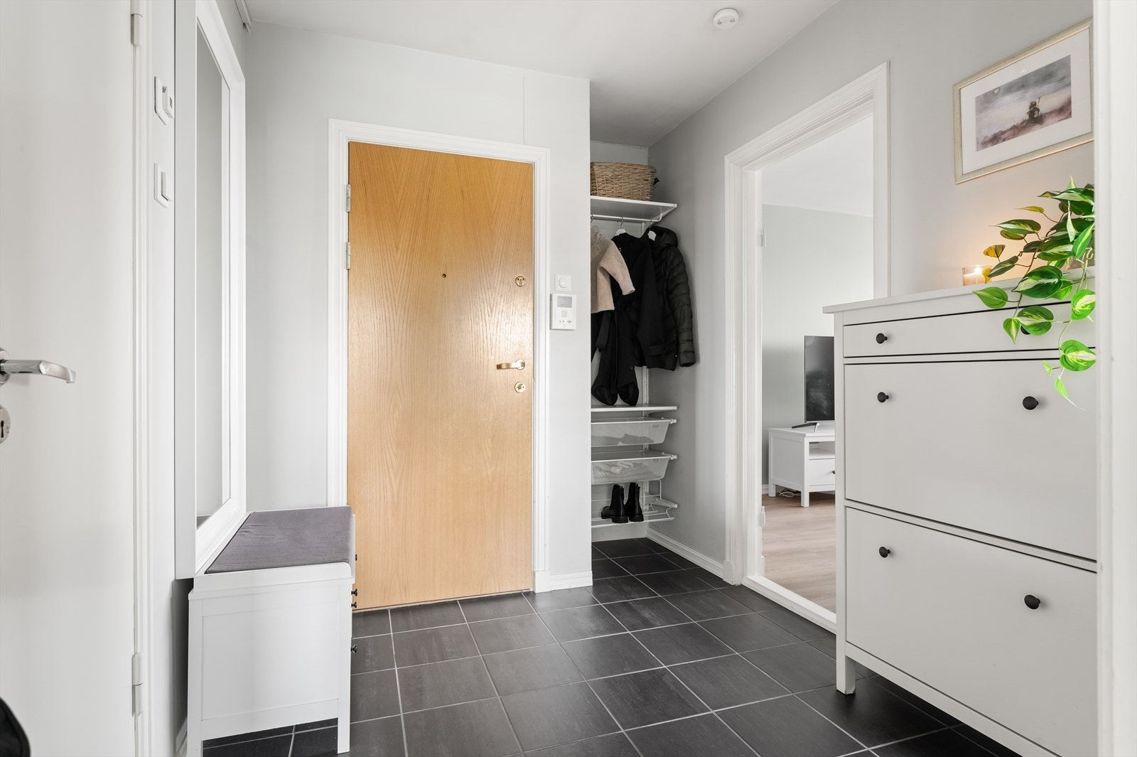 Entreen er lys og innbydende, og gir et godt førsteinntrykk når man kommer inn i hjemmet. Den praktiske utformingen gjør det enkelt å bevege seg mellom stue, kjøkken, soverom og bad. Galleribilde