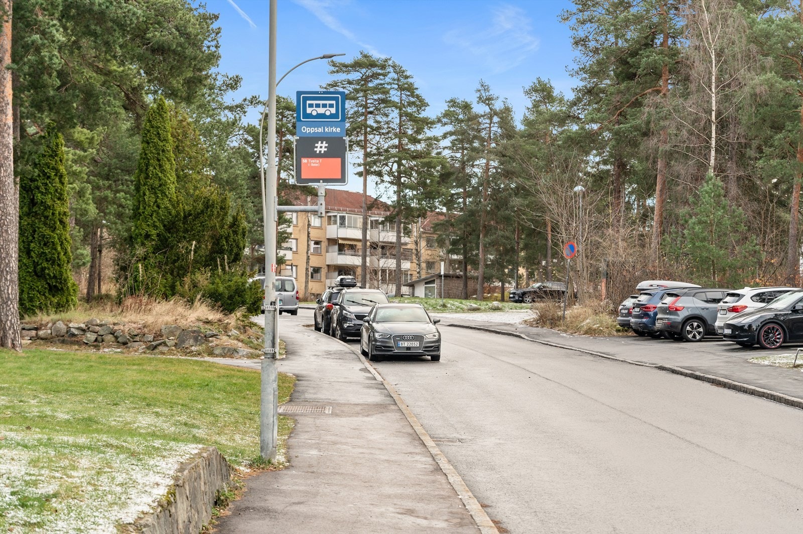 Nærmeste bussholdeplass er Oppsal kirke - Buss 58 Nydalen - Bøler - N3 (nattbuss i helgene). Skøyenåsen T-banestasjon ligger ca 9 minutters gange fra leiligheten. Banen tar deg til Oslo Sentrum på ca 15 minutter. Galleribilde